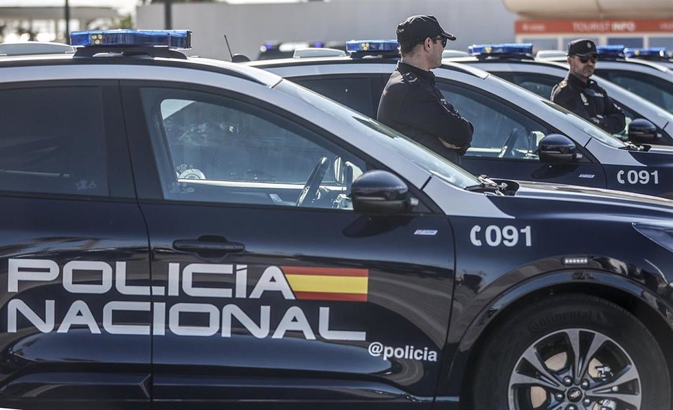 Archivo - Varios Agentes de la Policía Nacional durante la incorporación de 21 vehículos uniformados tipo SUV, modelo Ford Kuga Híbrido, en la Explanada Antonio Ferrandis del Paseo de Neptuno, a 2 de noviembre de 2023, en Valencia, Comunidad Valenciana 