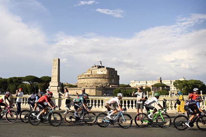 Archivo - 28 May 2023, Italy, Rome: Cyclists compete in the 21st and last stage of the 2023 Giro d'Italia cycling race, 126 km in Rome. Photo: Fabio Ferrari/LaPresse via ZUMA Press/dpa