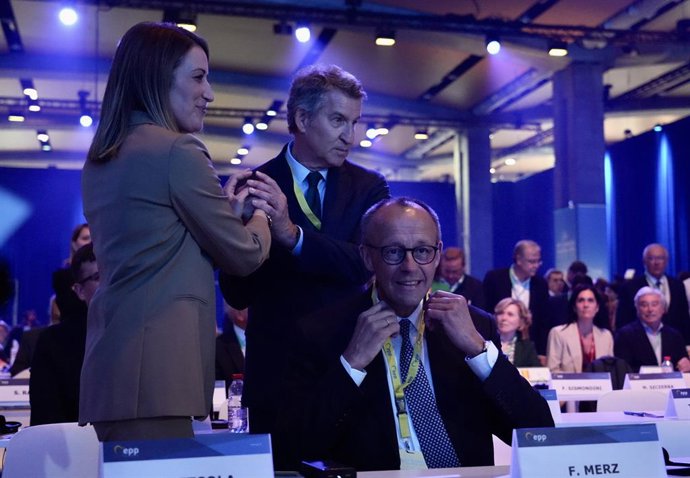 El presidente del Partido Popular, Alberto Núñez Feijóo (2i), saluda a la presidenta del Parlamento Europeo, Roberta Metsola, durante el Congreso del Partido Popular Europeo (PPE), en la Feria de Valencia, a 29 de abril de 2025, en Valencia, Comunidad Val