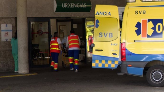 Sanitarios trasladan unha padiola dunha ambulancia ao servizo de urxencias do Hospital Clínico de Santiago de Compostela o día do apagamento, o 28 de abril de 2025.