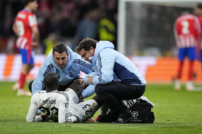 Archivo - Ferland Mendy en el momento de su lesión en el Clásico de Copa del Rey