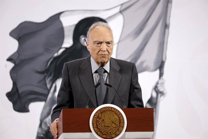 O procurador-geral do México, Alejandro Gertz Manero, fala durante uma coletiva de imprensa no Palácio Nacional, em 22 de abril de 2025, na Cidade do México, México.