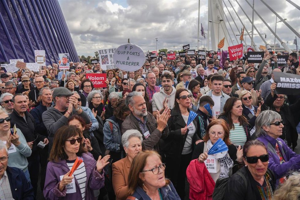 Una protesta en el Pont l'Assut de l'Or de Valncia pide la dimisión del president de la Generalitat, Carlos Mazón, seis meses después de la dana frente al Museu de les Arts i les Cincies, donde se celebra un acto del Congreso del PP Europeo.