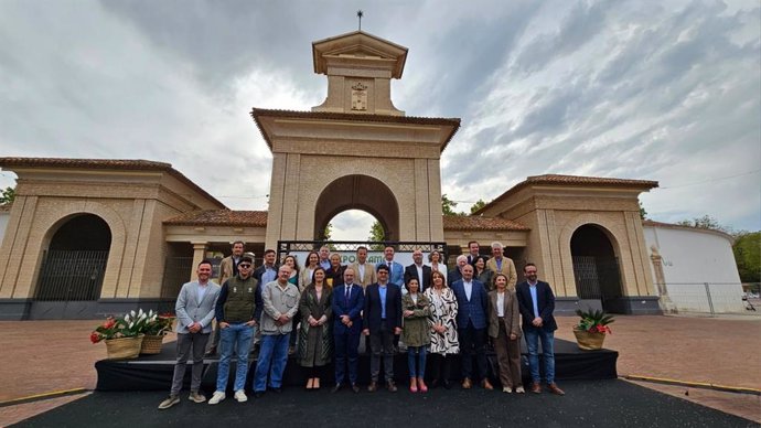 Foto de familia durante la presentación de Expovicaman.