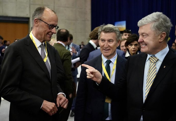 (I-D) El presidente del CDU alemán, Friedrich Merz; el presidente del Partido Popular, Alberto Núñez Feijóo, y el expresidente y diputado popular ucraniano Petró Poroshenko, durante el Congreso del Partido Popular Europeo (PPE), en la Feria de Valencia, a