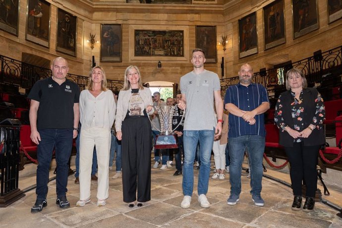Archivo - Homenaje al Surne Bilbao Basket en la Casa de Juntas de Gernika