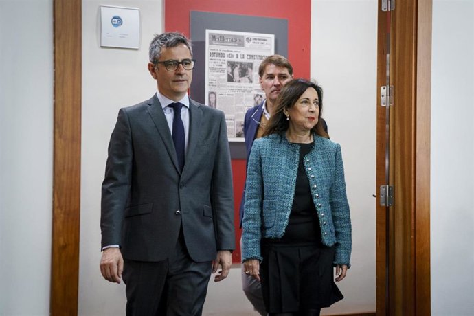 El ministro de la Presidencia, Justicia y Relaciones con las Cortes, Félix Bolaños, y la ministra de Defensa, Margarita Robles, a su llegada a una rueda de prensa en el Palacio de la Moncloa, a 22 de abril de 2025, en Madrid (España). El presidente del Go