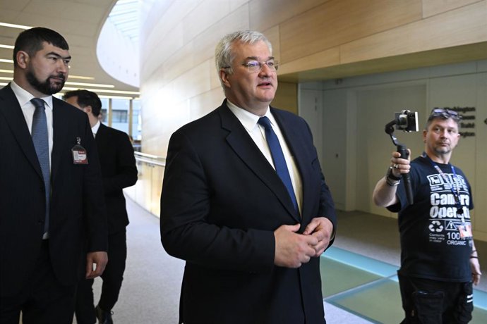 4 de abril de 2025, Bruxelas, Bélgica: Andrii Sybiha, ministro das Relações Exteriores da Ucrânia, parte após uma coletiva de imprensa na sede da OTAN em Bruxelas, Bélgica, em 4.04.2025, após a conclusão da reunião do Conselho do Atlântico Norte, onde os 