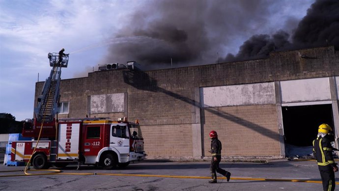 Incendio en una nave de Profand en el puerto de Sada (A Coruña)