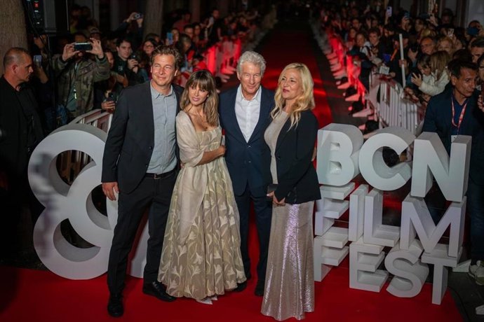 El director del documental ‘Sabiduría y felicidad’, Philippe Delaquis; Alejandra Gere; el actor y productor Richard Gere, y la también directora del documental Barbara Miller