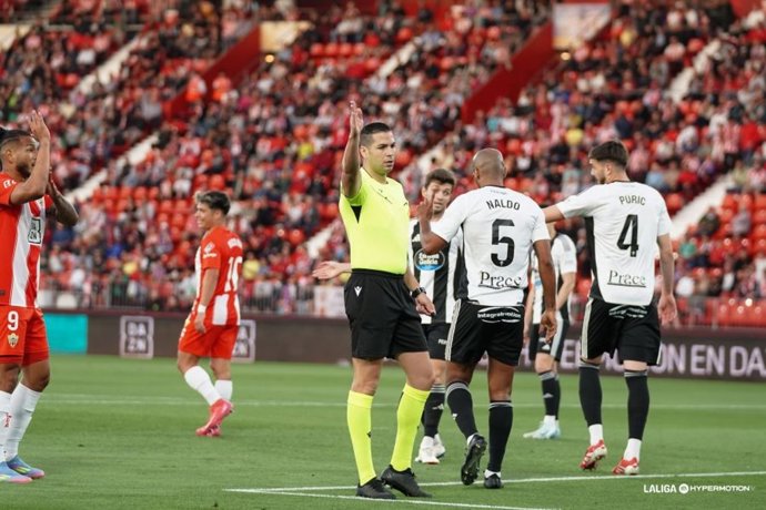 El Racing de Ferrol cae en Almería y desciende a Primera RFEF