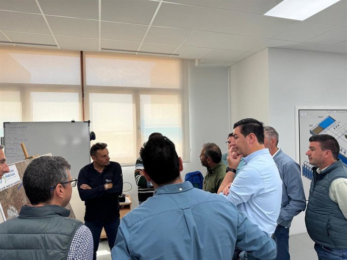 El alcalde de Níjar, José Francisco Garrido, durante la reunión en las dependencias de la desaladora de Mar de Alborán.