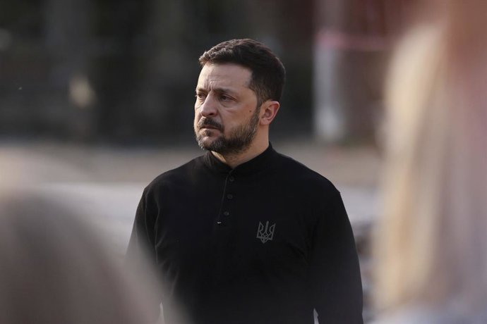 25 de abril de 2025, Kiev, Ucrânia: O presidente ucraniano, Volodymyr Zelenskyy, faz uma pausa para um momento de silêncio após colocar flores no prédio residencial destruído como resultado do ataque maciço russo em 25 de abril de 2025 em Kiev, Ucrânia. O