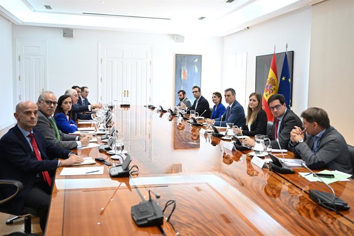 Reunião do Presidente do Governo, Pedro Sánchez, com as principais empresas de eletricidade após o apagão que afetou toda a Península Ibérica.