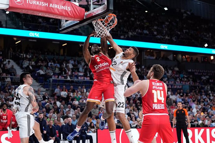 Moses Wright, do Olympiacos Piraeus, e Walter Samuel Tavares da Veiga, do Real Madrid, em ação durante a partida de basquete da Turkish Airlines EuroLeague, Play Offs, jogo 3, disputada entre Real Madrid e Olympiacos Piraeus na Movistar Arena, em 29 de ab