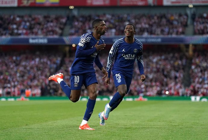 29 de abril de 2025, Reino Unido, Londres: Ousmane Dembele (esq.), do Paris Saint Germain, comemora o primeiro gol de sua equipe durante a partida de ida da semifinal da Liga dos Campeões da UEFA entre Arsenal e Paris Saint Germain no Emirates Stad
