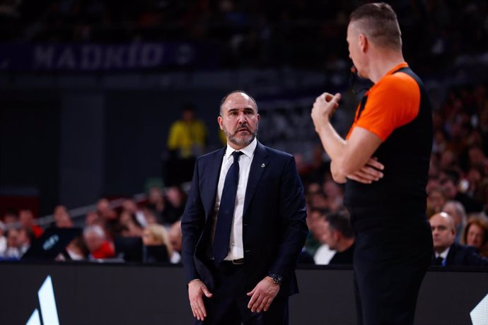 Archivo - Chus Mateo, entrenador del Real Madrid de baloncesto.