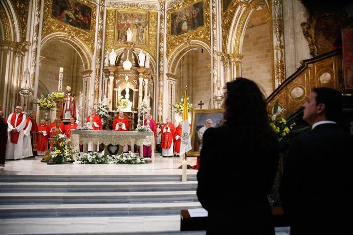 Las instituciones de Almería acuden a la misa funeral por la memoria del Papa Francisco.