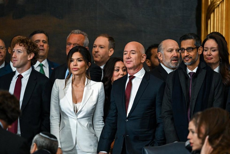 Archivo - En el centro, el empresario estadounidense Jeff Bezos, fundador de Amazon