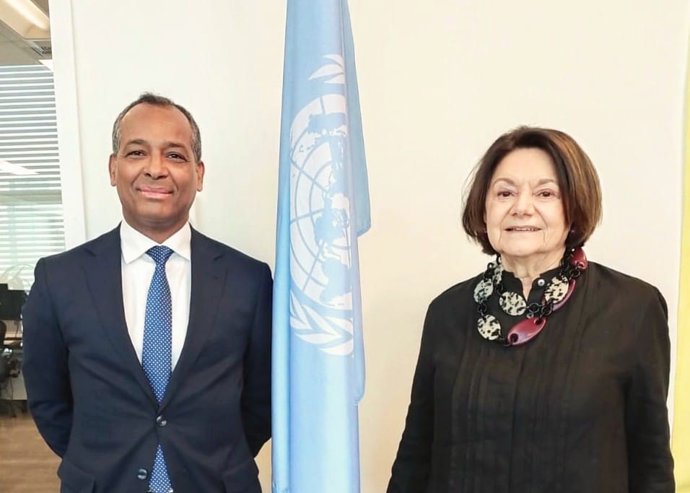 El representante del Frente Polisario ante Naciones Unidas, Sidi Omar, junto a la subsecretaria general de la ONU, Rosemary DiCarlo, tras reunirse ambos en Nueva York el 29 de abril de 2025.