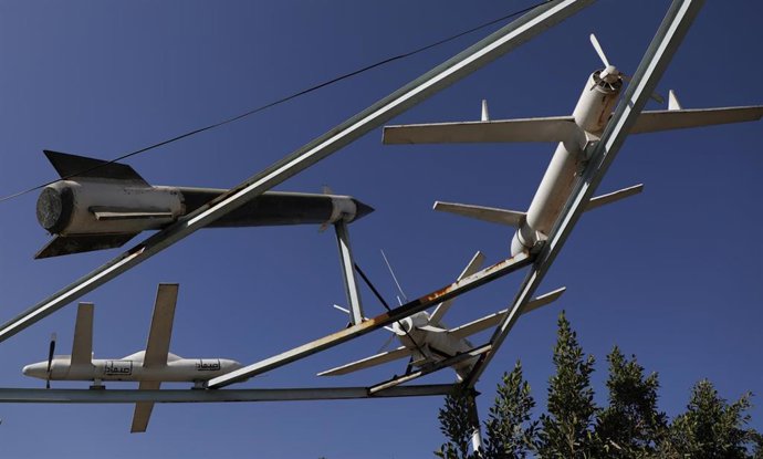 Archivo - Imitaciones de drones hutíes expuestas en una plaza en enero de 2024 en Saná, Yemen.