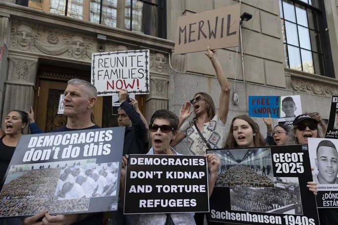 Protesta ante la Misión Permanente de El Salvador ante las Naciones Unidas, en el centro de Manhattan, en una protesta en Nueva York, en abril de 2025, en la que se exigía que todos los detenidos del CECOT fueran devueltos sanos y salvos a Estados Unidos 