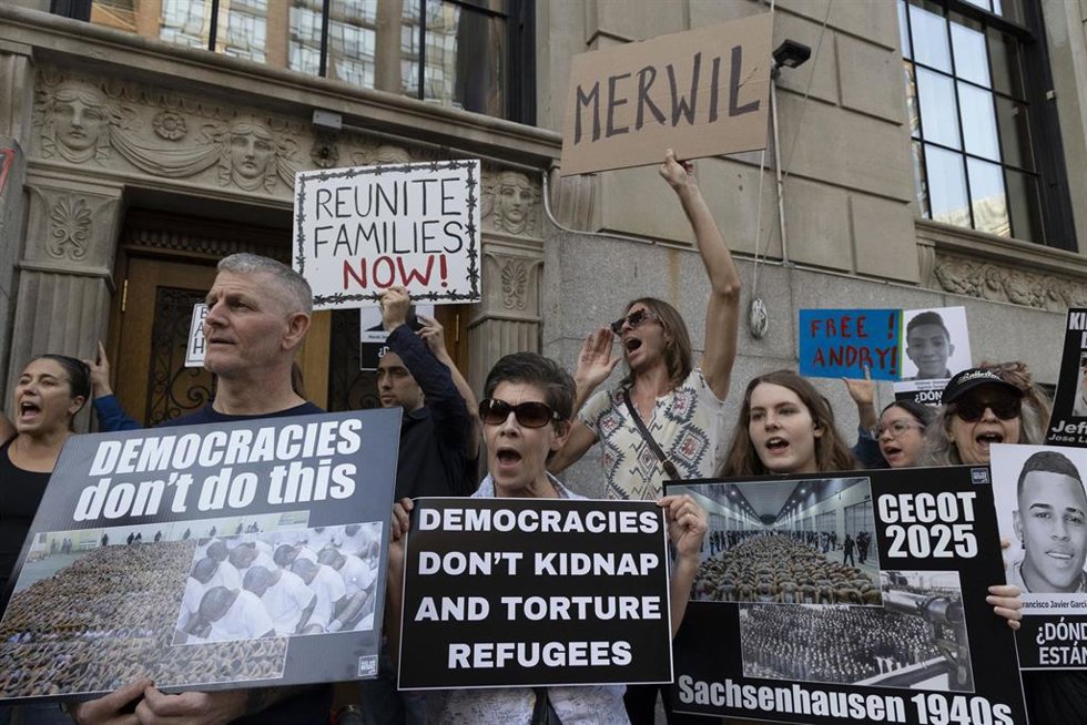 Protesta ante la Misión Permanente de El Salvador ante las Naciones Unidas, en el centro de Manhattan, en una protesta en Nueva York, en abril de 2025, en la que se exigía que todos los detenidos del CECOT fueran devueltos sanos y salvos a Estados Unido