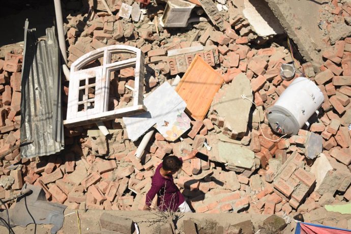 As forças de segurança demoliram várias casas de civis em Muran, Pulwama, após o ataque a Pahalgam. Pelo menos seis casas de supostos militantes ativos foram transformadas em escombros por meio de explosões controladas, enquanto mais de 100 residências de
