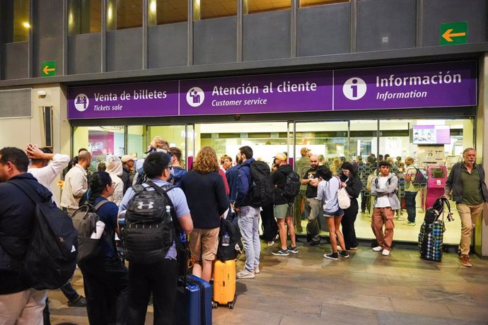 Numerosas personas esperan en la estación de trenes de Santa Justa el día después del apagón generalizado. A 29 de abril de 2025, en Sevilla (Andalucía, España). 