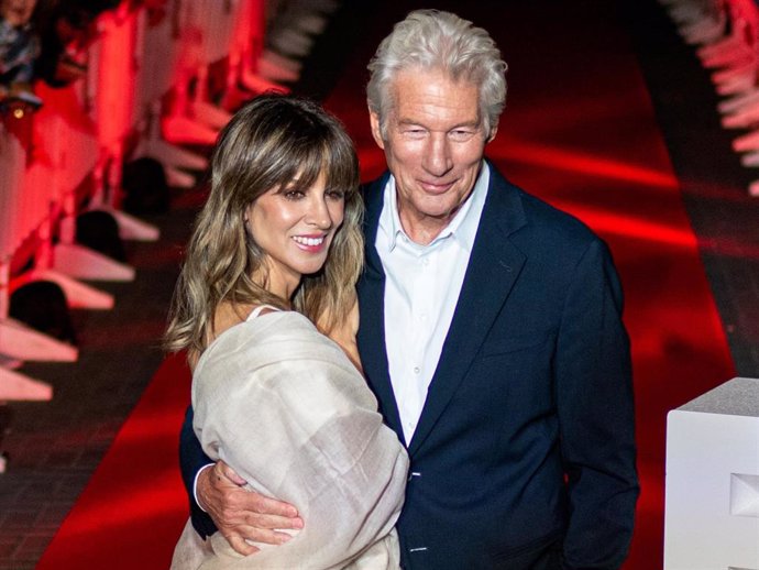 Richard Gere posa durante el photocall del documental ‘Sabiduría y Felicidad’ en el BCN Film Fest junto a su mujer Alejandra Gere