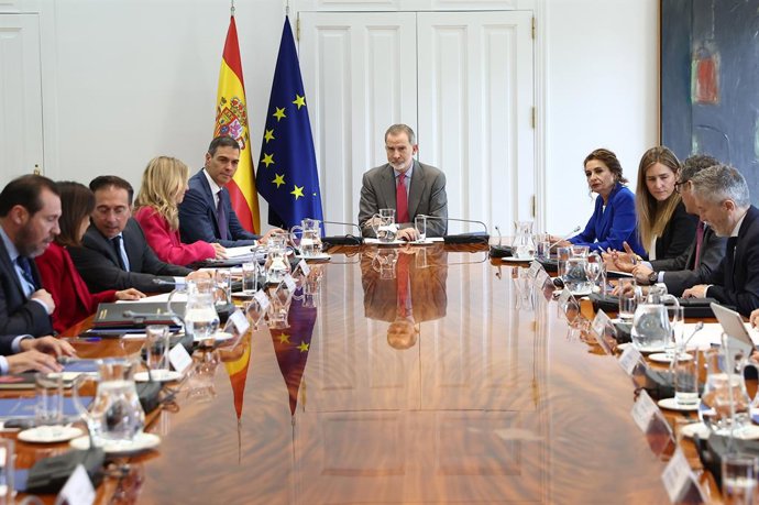 O rei Felipe VI (c) preside a reunião do Conselho de Segurança Nacional, no Palácio Moncloa, em 29 de abril de 2025, em Madri (Espanha). Nesta terça-feira, o rei Felipe VI presidiu a reunião extraordinária do Conselho de Segurança Nacional, realizada no P
