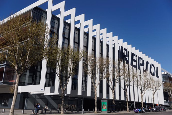 Archivo - Arxiu - Façana de la seu de Repsol