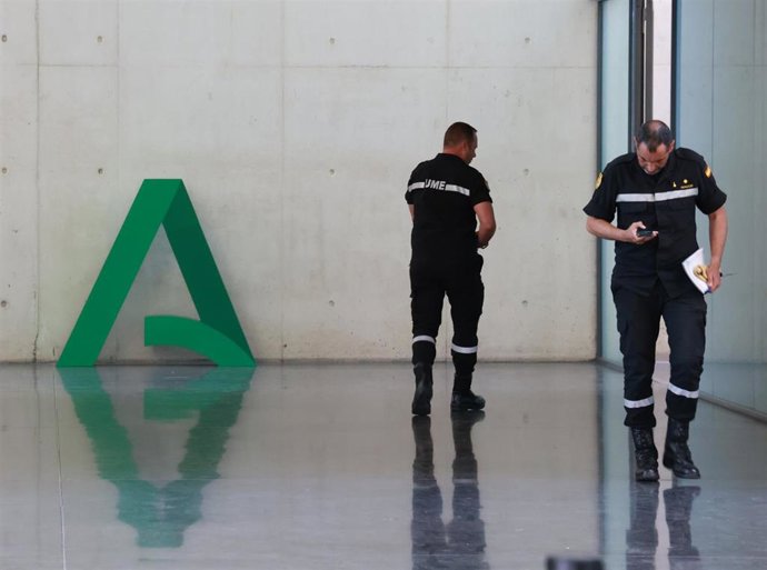 Miembros de la UME en la sede del 112 durante el apagón generalizado, este pasado lunes