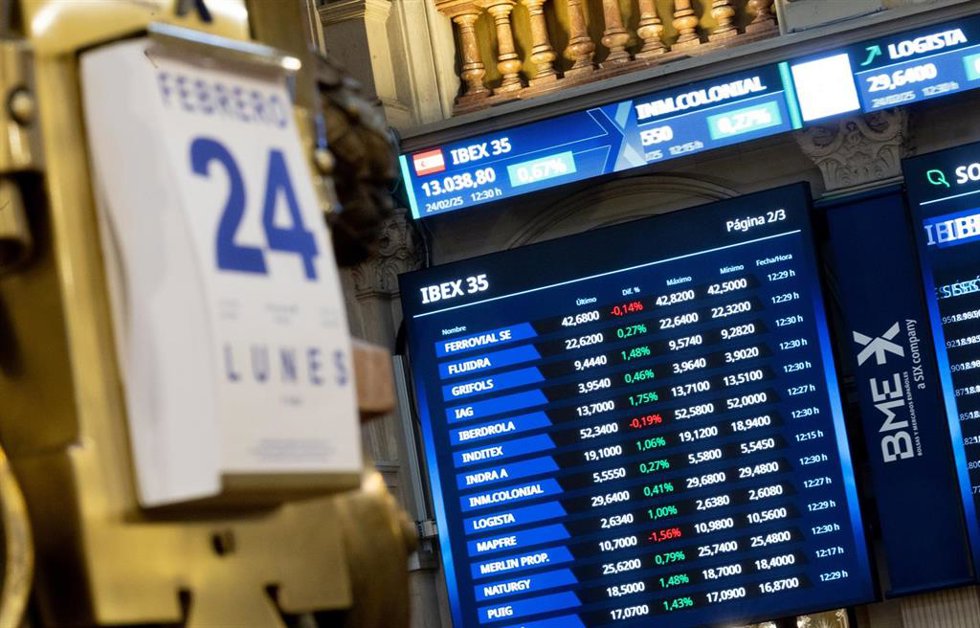 Archivo - Paneles en el interior del Palacio de la Bolsa, a 24 de febrero de 2025, en Madrid (España). E 