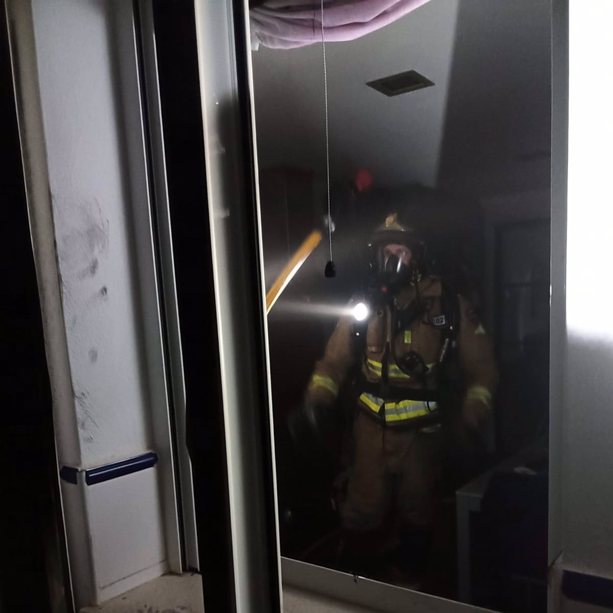 Sanitarios atienden a dos personas afectadas por inhalación de humo en el incendio de su vivienda en Yecla