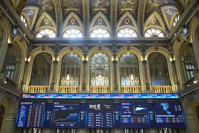 Archivo - Paneles del Ibex 35 en la Bolsa