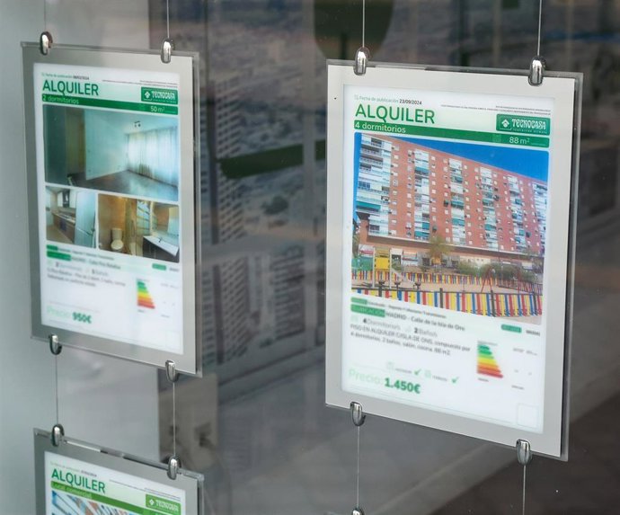 Archivo - Anuncios en una inmobiliaria
