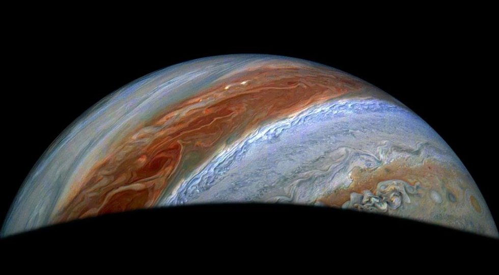 JunoCam, la cámara de luz visible a bordo de la nave Juno de la NASA, capturó esta vista en color mejorado de las altas latitudes del norte de Júpiter desde una altitud de aproximadamente 58.000 kilómetros el 28 de enero de 2025