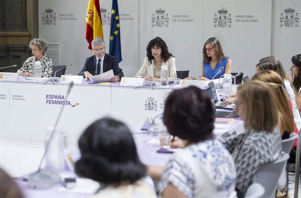 Archivo - (I-D) La secretaria de Estado para la Igualdad y la Erradicación de la Violencia, Aina Calvo; el ministro del Interior, Fernando Grande-Marlaska; la ministra de Igualdad, Ana Redondo,  y la delegada del Gobierno contra Violencia de Género, Car