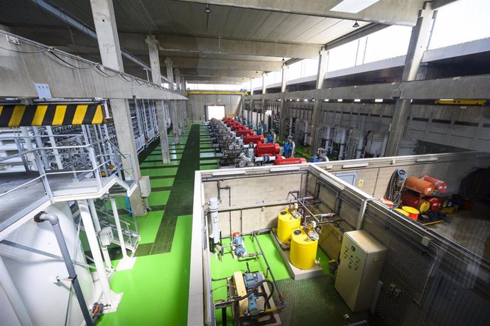 Archivo - Interior de una planta desaladora.
