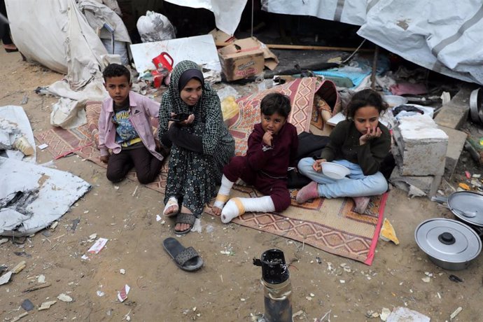 Una familia de palestinos desplazados cerca de su tienda de campaña, destruida por un bombardeo del Ejército de Israel contra el centro de la Franja de Gaza (archivo)