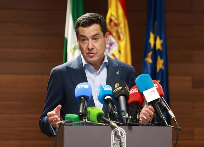 El presidente de la Junta de Andalucía, Juanma Moreno, tras la reunión del Comité Asesor del Plan de Emergencia de Andalucía por el apagón generalizado, el lunes 28 de abril de 2025, en Sevilla