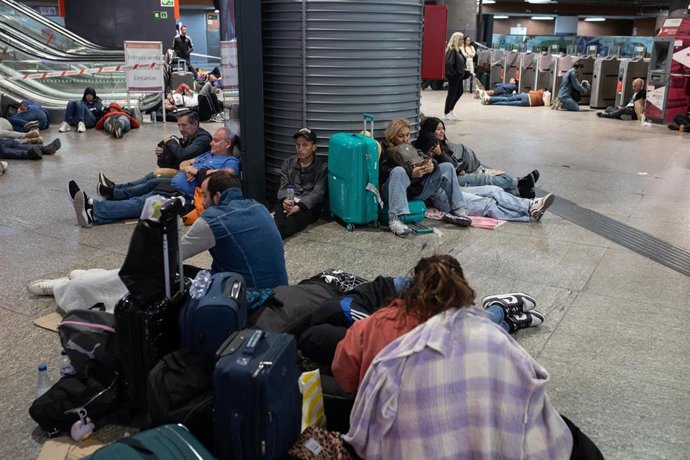 Decenas de personas se refugian en la estación de tren de Atocha, Madrid, donde pasarán la noche tras el apagón eléctrico en España, el 29 de abril de 2025.