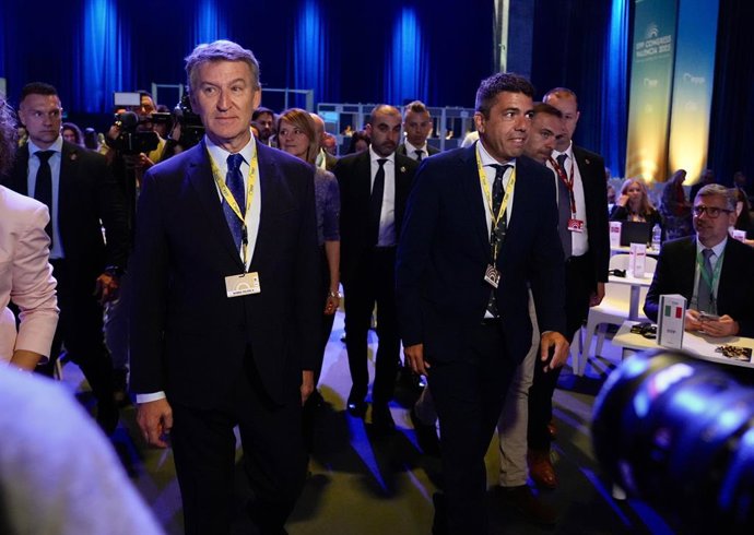 El president de la Generalitat i líder del PPCV, Carlos Mazón, i el president del PP, Alberto Núñez Feijóo, en la segona jornada del congrés del PPE