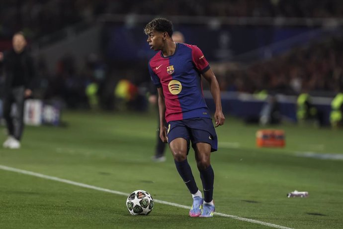 El atacante del FC Barcelona Lamine Yamal durante un partido de Liga de Campeones en el Estadi Lluís Companys.