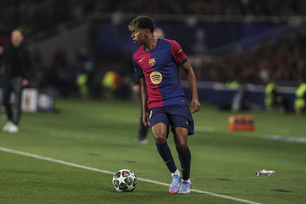 El atacante del FC Barcelona Lamine Yamal durante un partido de Liga de Campeones en el Estadi Lluís Companys.
