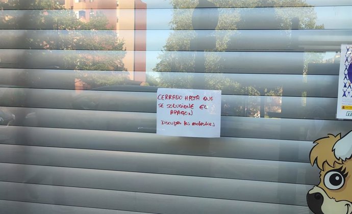 Un supermercau cerrau n'Oviedo pol apagón.