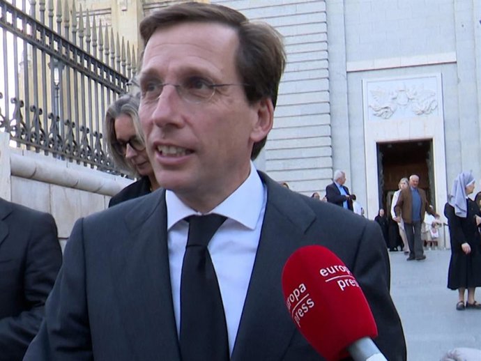 José Luis Martínez-Almeida ha asistido a la misa funeral por el Papa Francisco en la Catedral de La Almudena