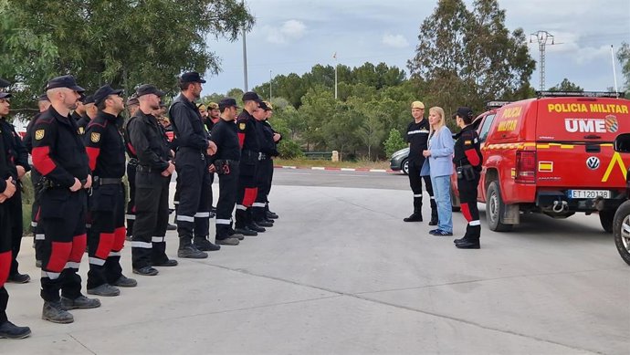 La delegada del Gobierno, Mariola Guevara, despide a los efectivos de la UME