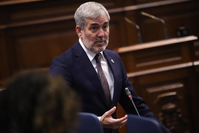 Archivo - El presidente de Canarias, Fernando Clavijo, responde a las preguntas de los grupos parlamentarios en la sesión de control al Gobierno en el Parlamento de Canarias